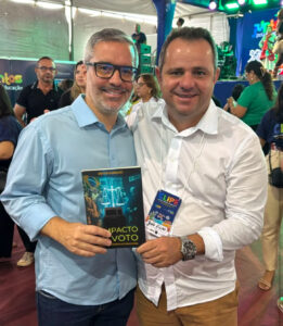 João Filho São Gonçalves ao lado do secretário de Educação do estado de Pernambuco Gilson Monteiro Filho